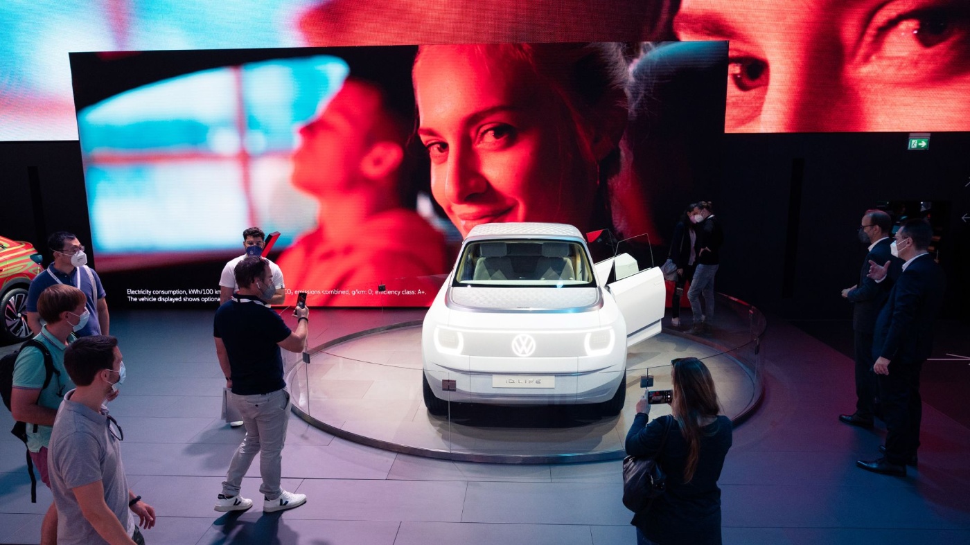 Ein neues Auto von Volkswagen wird auf der IAA Mobility Zuschauern präsentiert