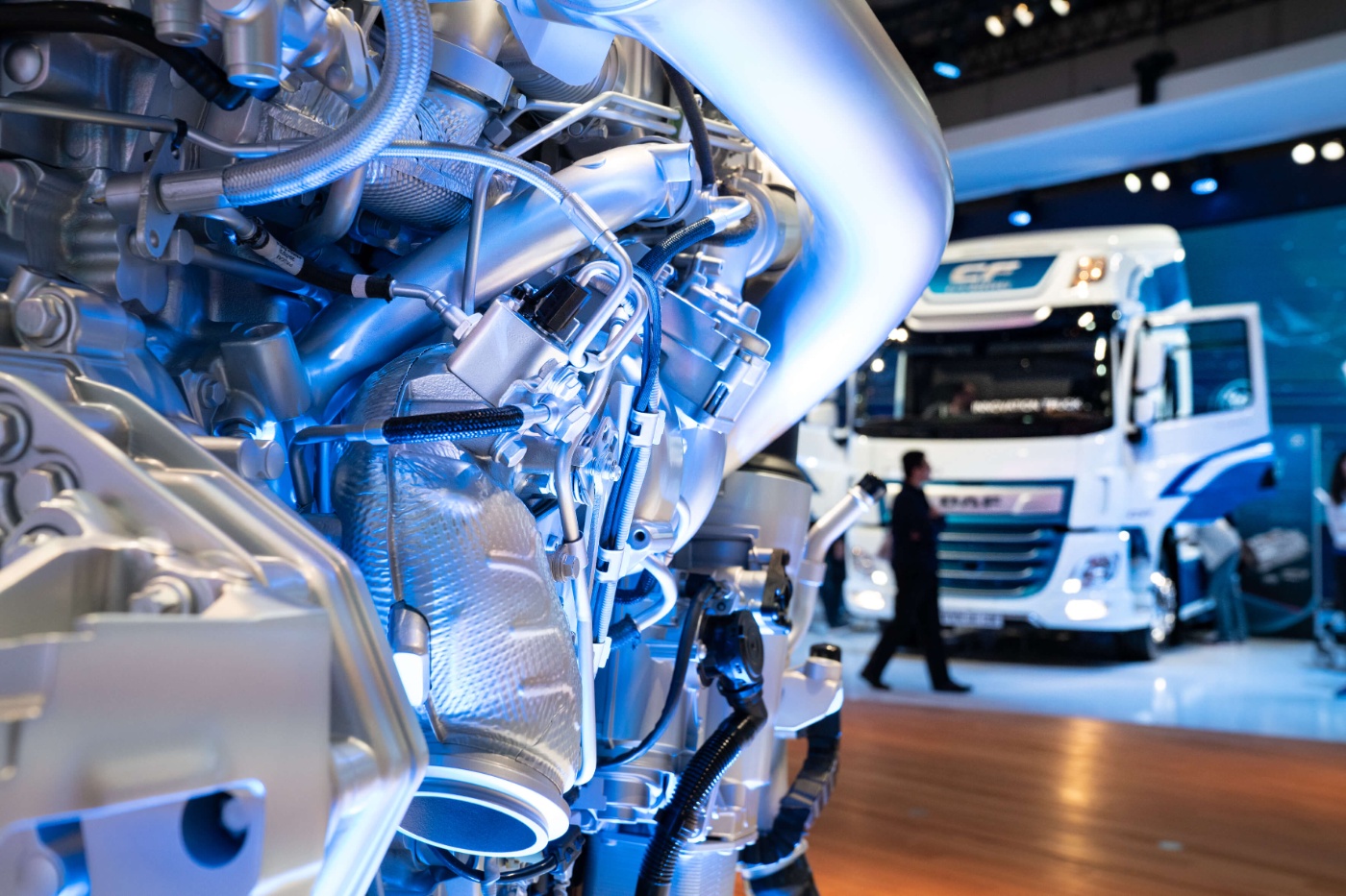 Ausstellungsflächen auf der IAA mit der Nahansicht eines Motors und einem Lkw im Hintergrund