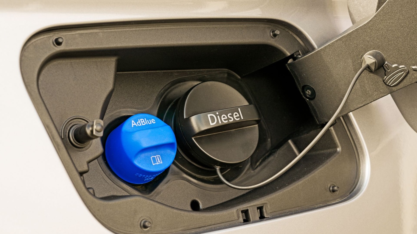 Ein Tankdeckel mit AdBlue und Diesel