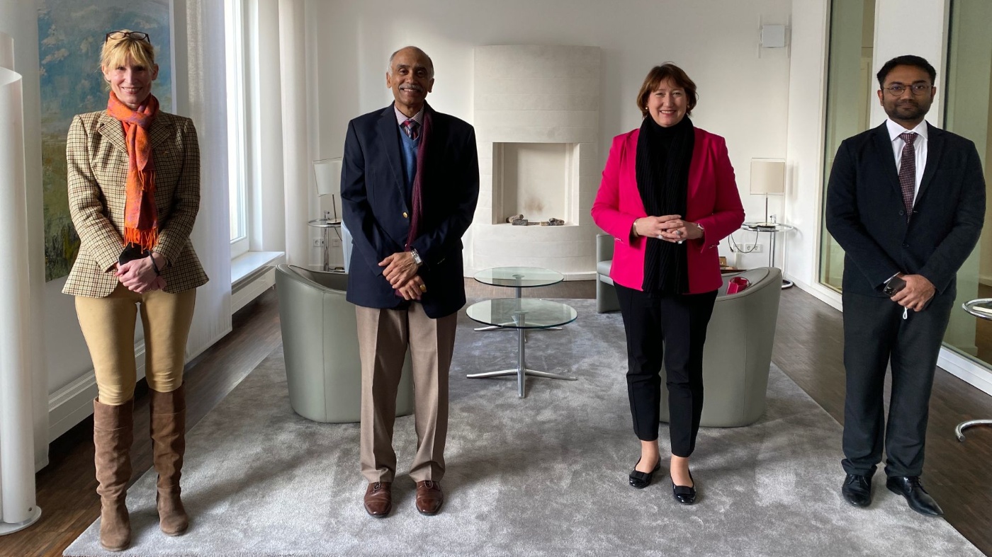 Hildegard Müller und Angela Mans begrüßen den indischen Botschafter S.E. Herr Haris Parvathaneni im VDA-Sitz in Berlin im Januar 2022