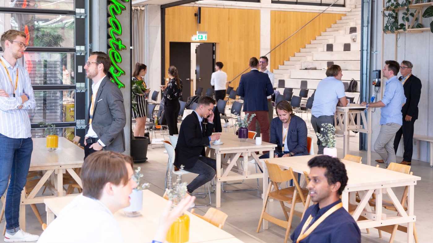 Teilnehmende des Future Tech Day 2022 beim Netzwerken