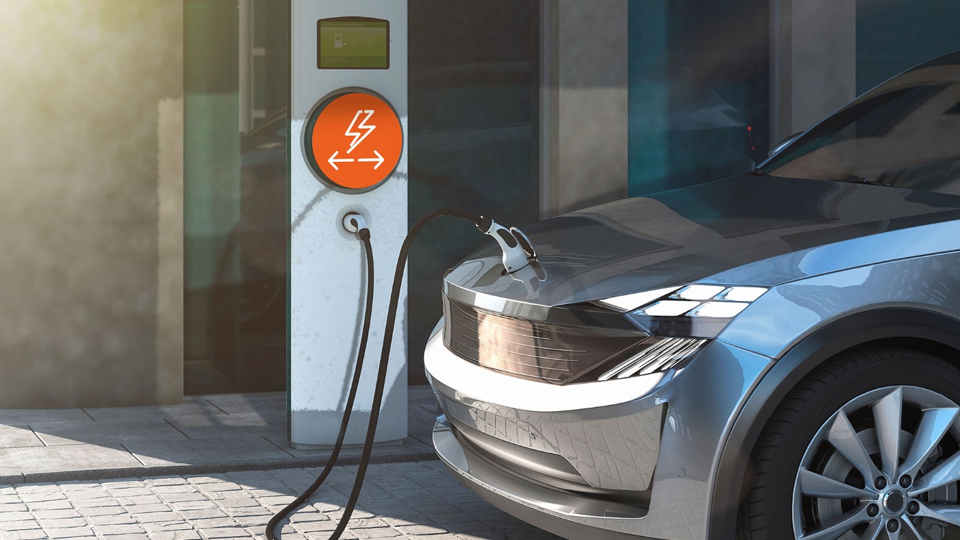 Ein Elektroauto lädt an einer Ladesäule