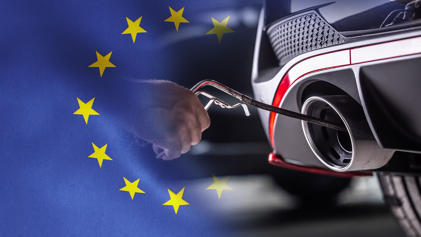 Die Emissionen eines Autos werden am Auspuff gemessen, darüber ist eine EU Flagge gelegt