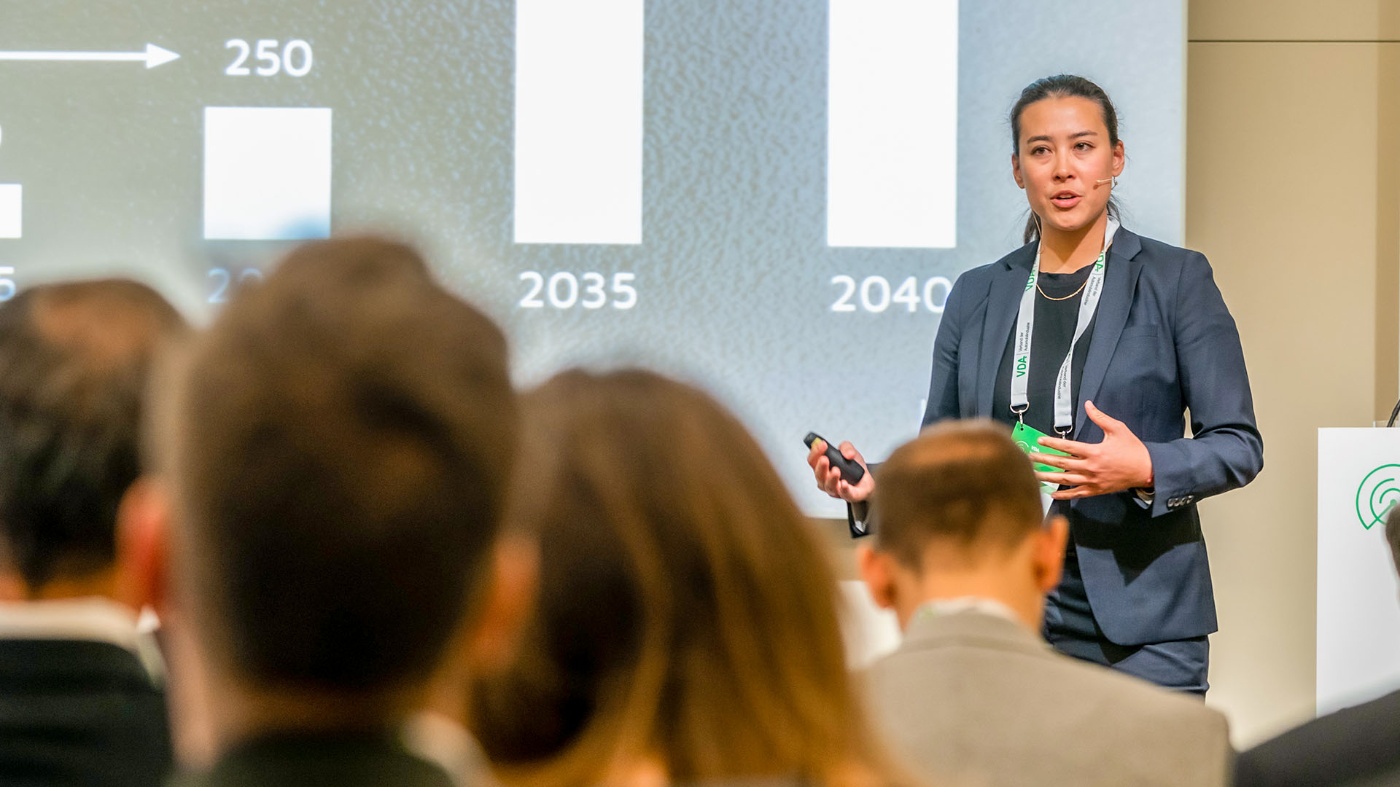 Sarah Fleischer von tozero während ihrer Keynote beim Technischen Kongress 2023