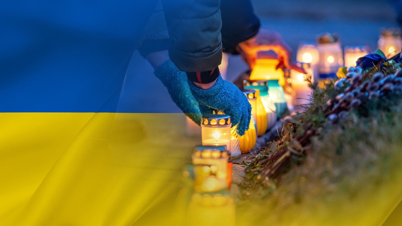 Flagge der Ukraine mit Kerzen