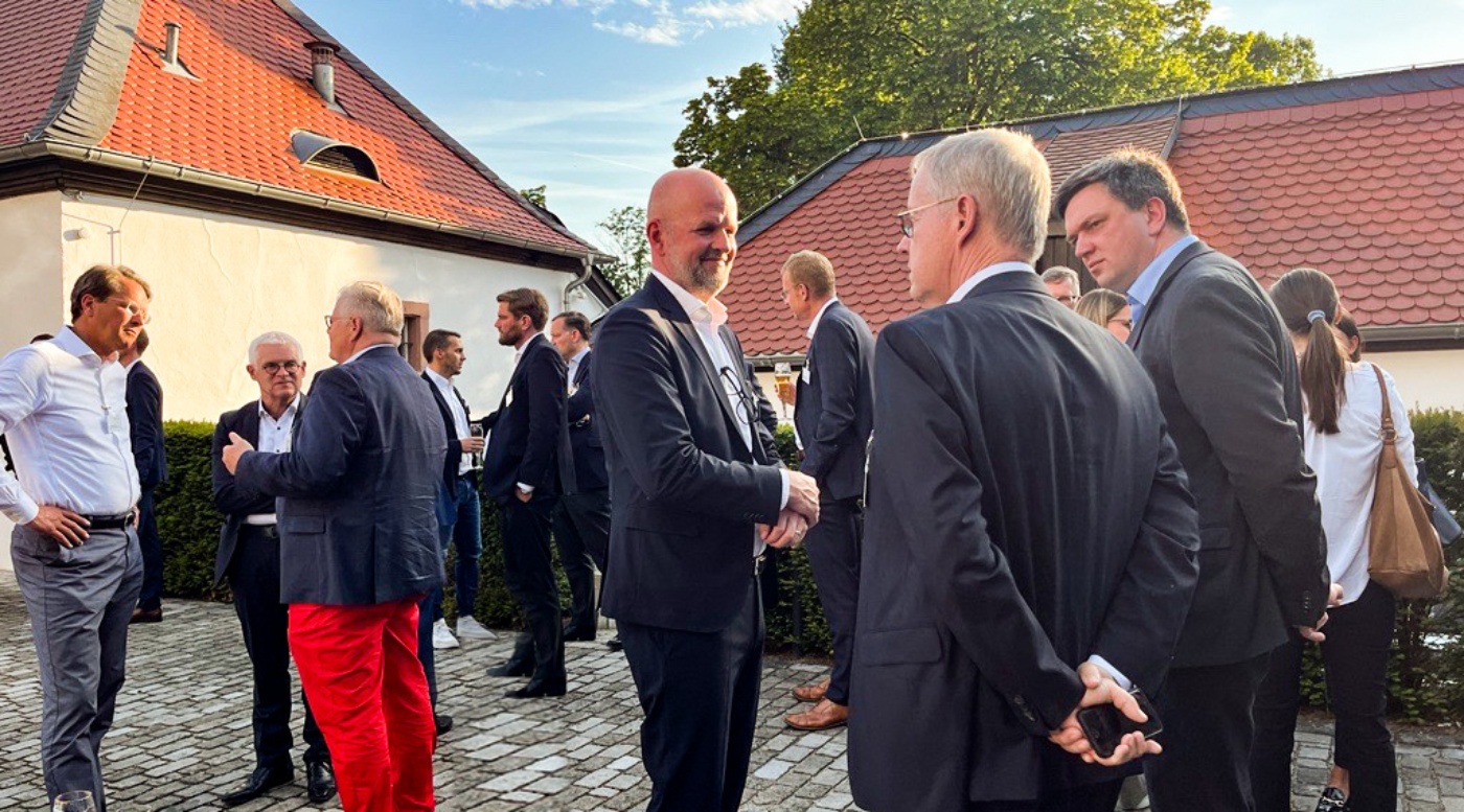 VDA-Geschäftsführer Andreas Rade im Gespräch mit Teilnehmenden auf dem Mittelstandstag 2022