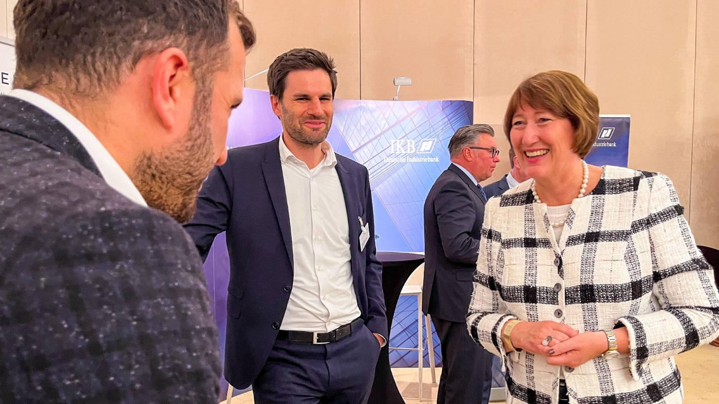 Hildegard Müller beim Rundgang durch die Ausstellung der Kooperationspartner beim Mittelstandstag 2022