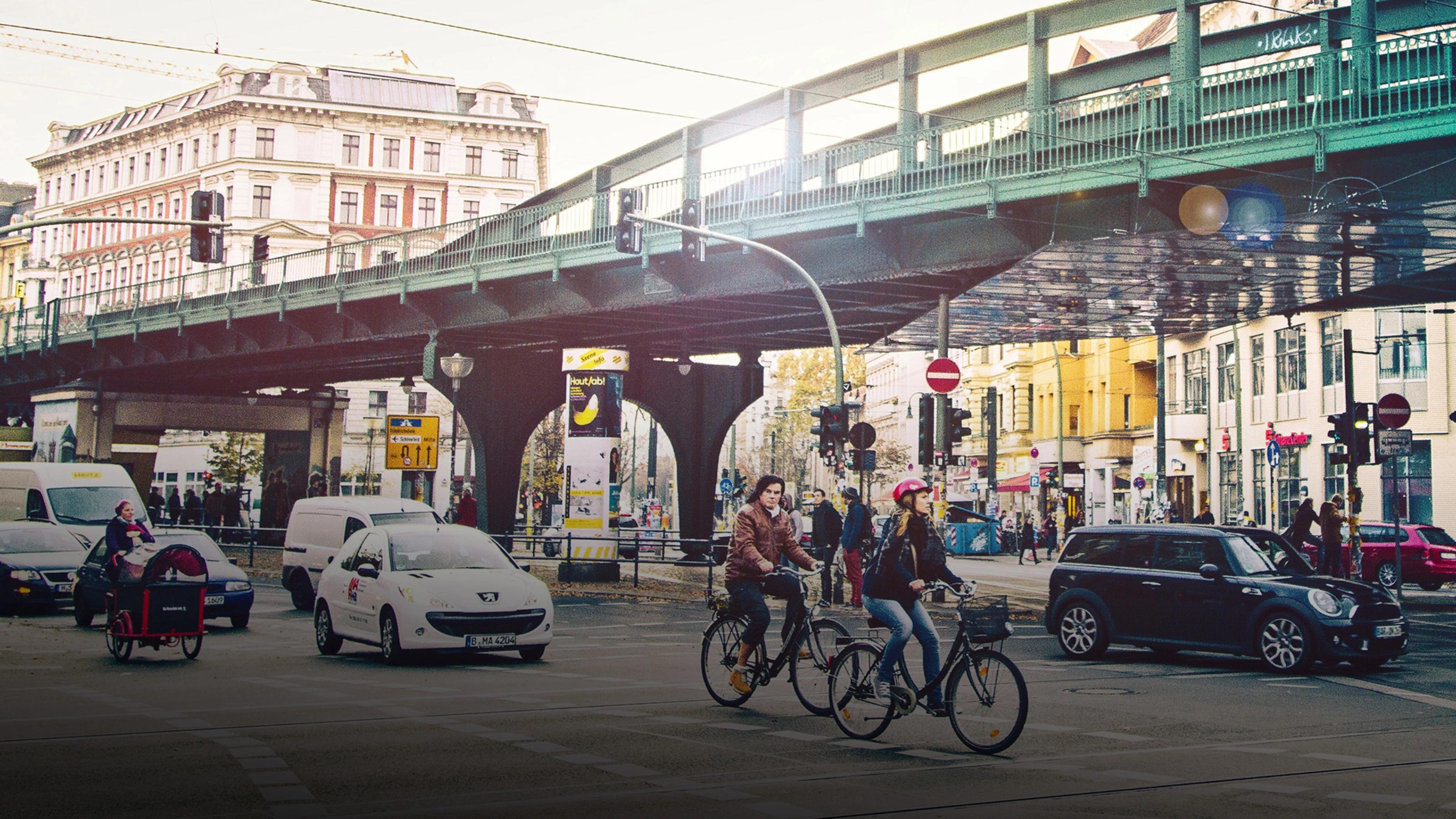 Verkehrskreuzung in Berlin mit Radfahrern und Autos