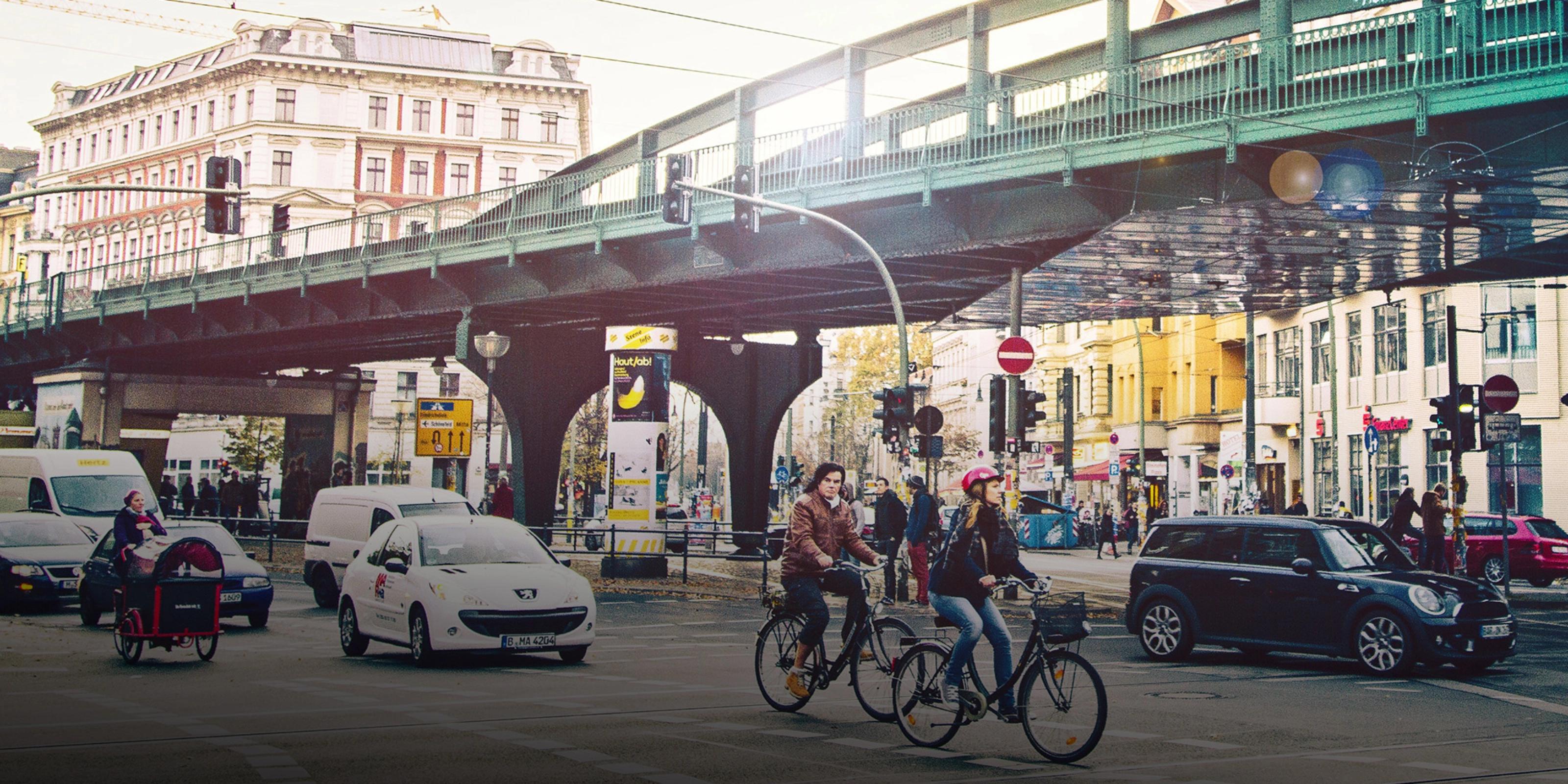 Verkehrskreuzung in Berlin mit Radfahrern und Autos