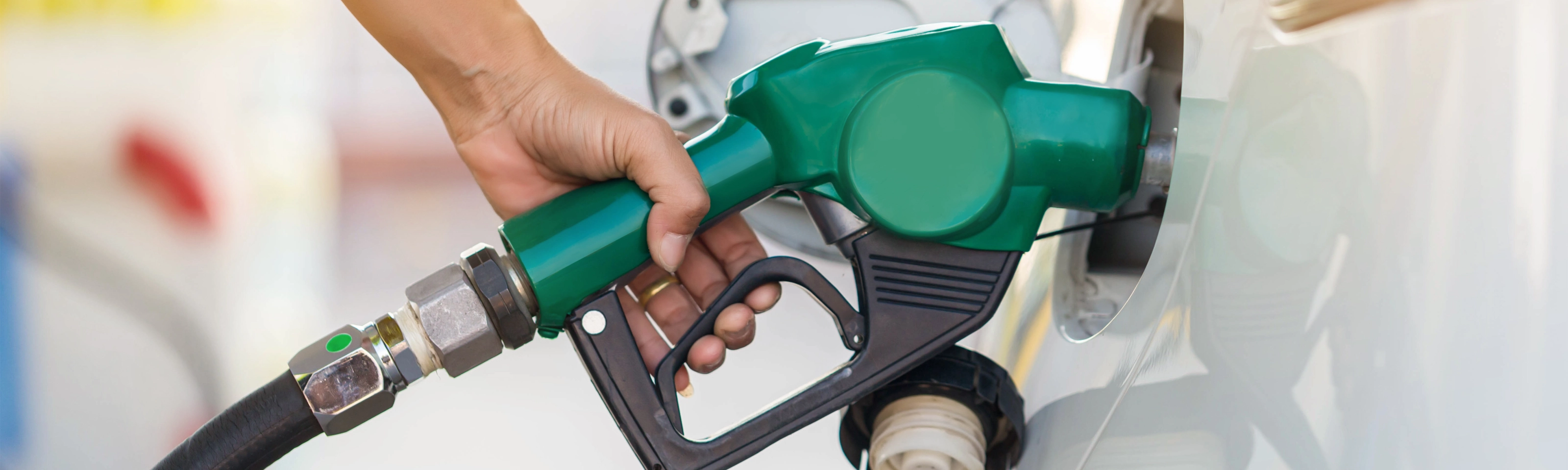 Eine Person tankt Benzin an einer Tankstelle.