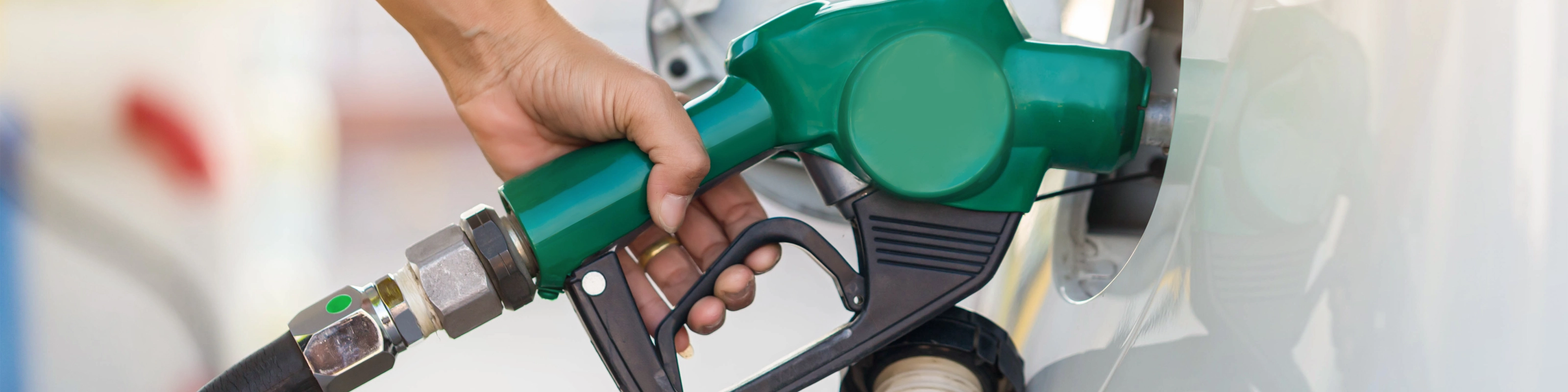 Eine Person tankt Benzin an einer Tankstelle.