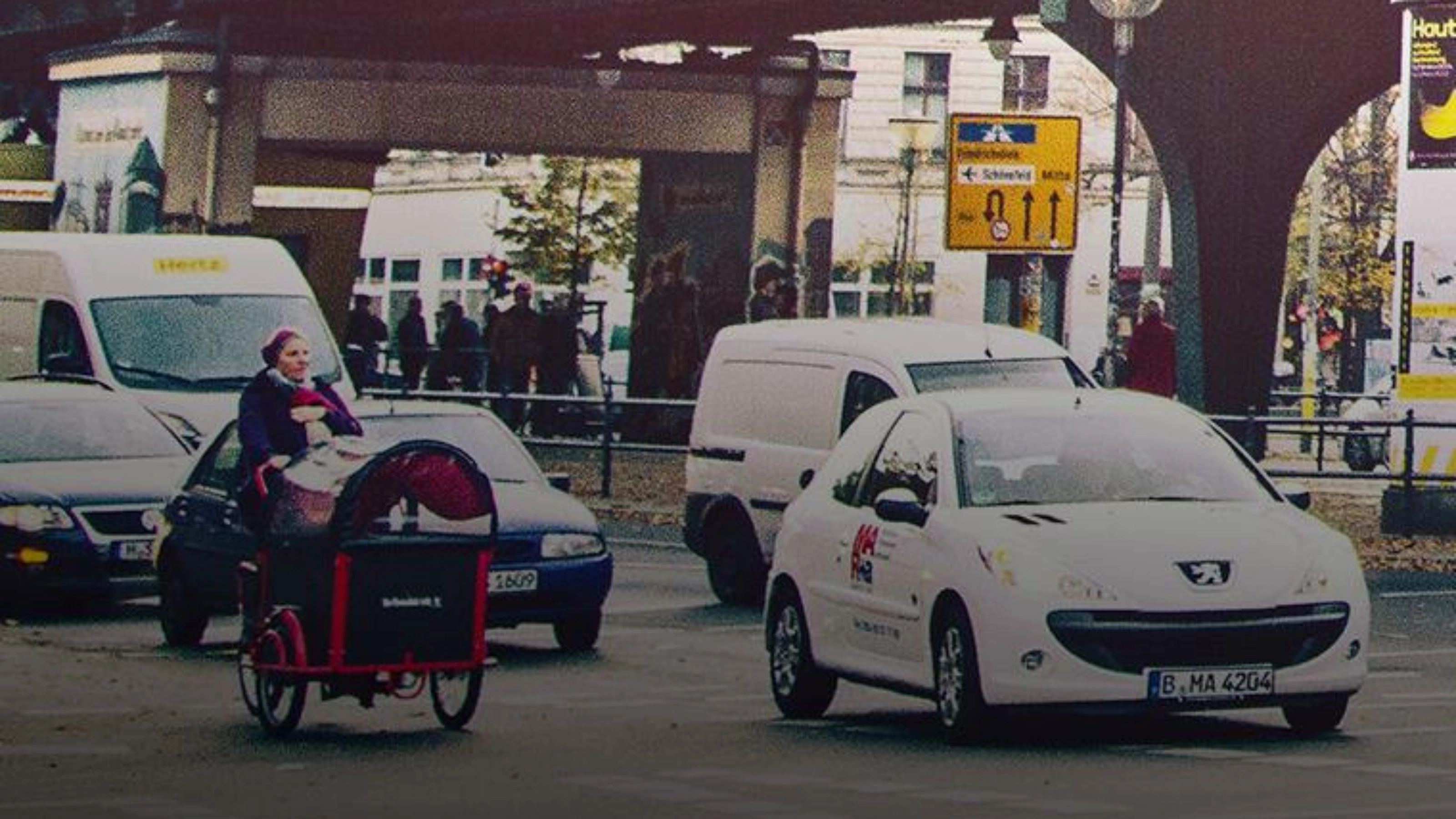 Verkehrskreuzung in Berlin mit Radfahrern und Autos