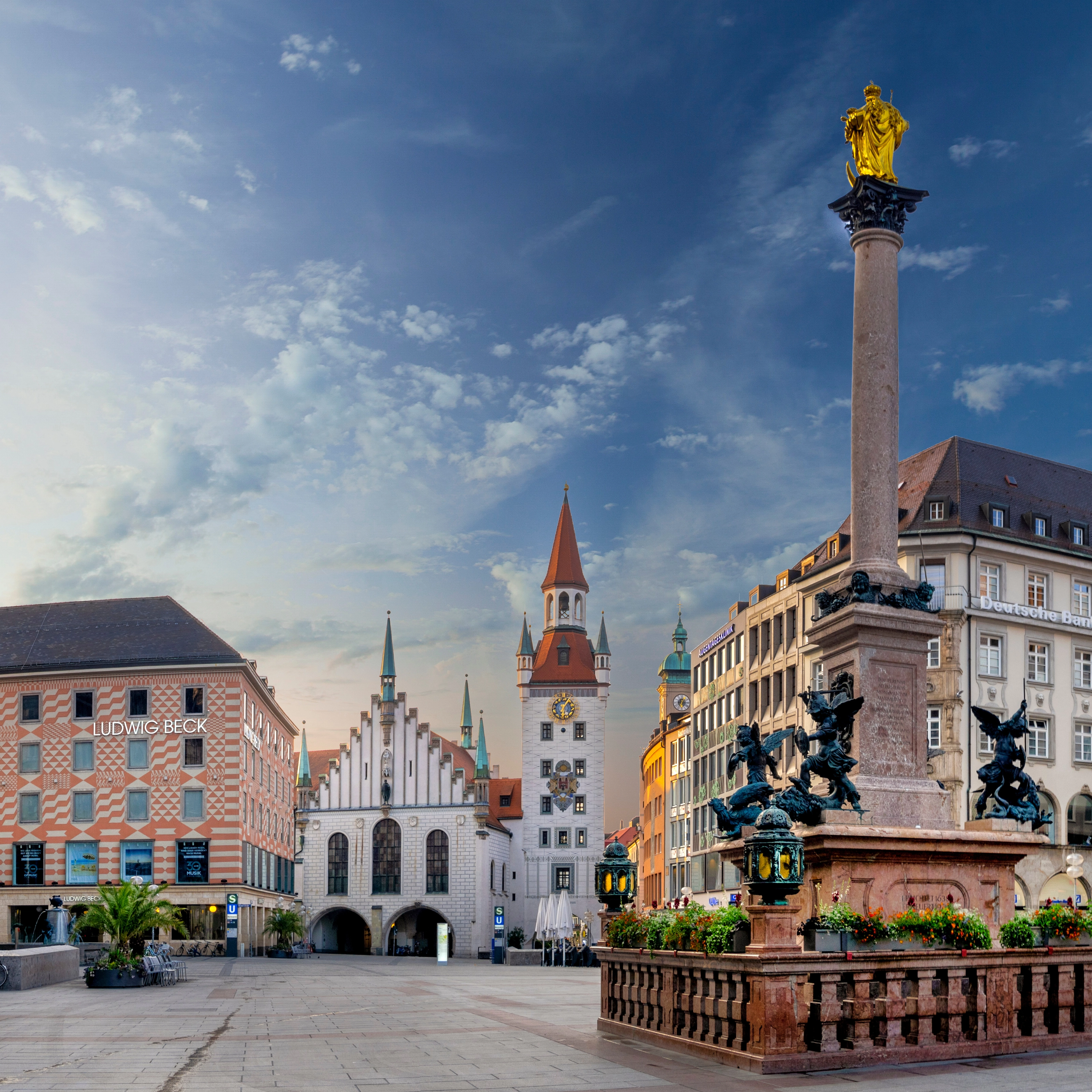 The square in front of Munich City Hall with the Marian Column.