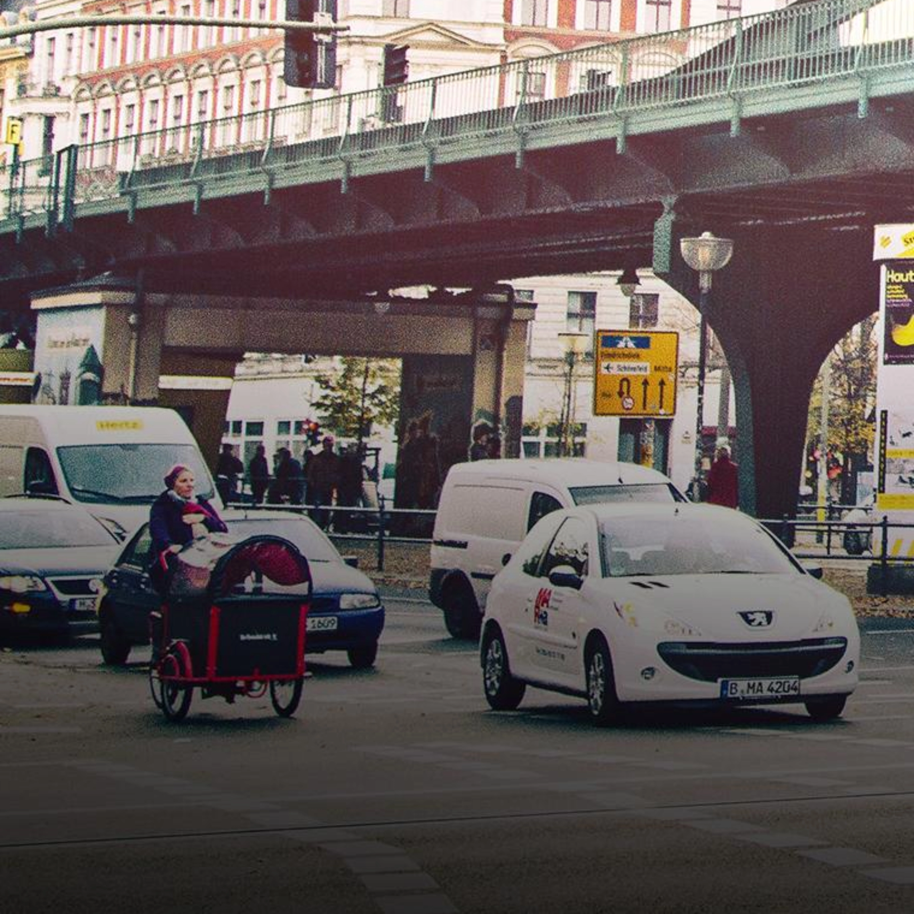 Verkehrskreuzung in Berlin mit Radfahrern und Autos