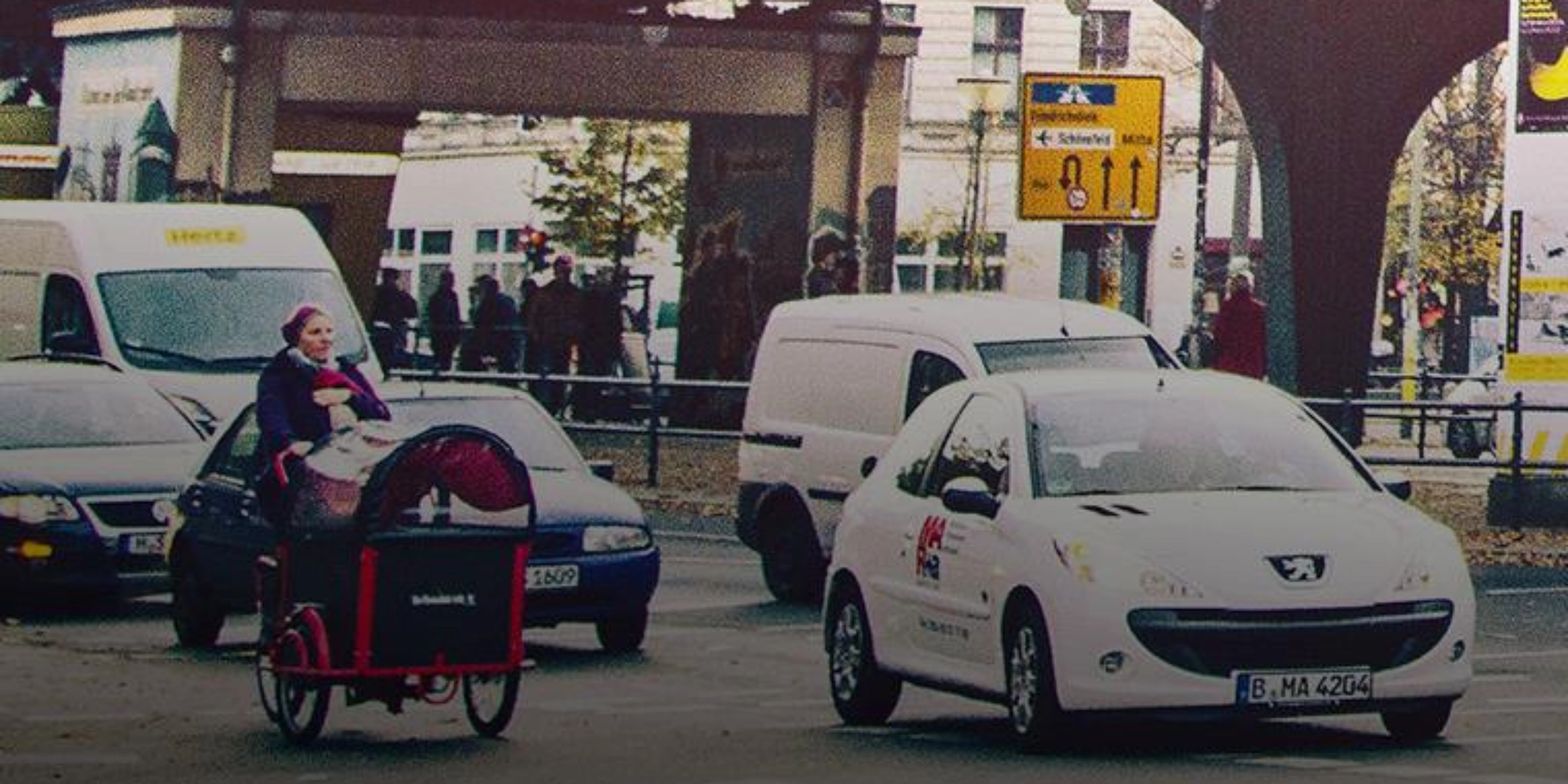 Verkehrskreuzung in Berlin mit Radfahrern und Autos