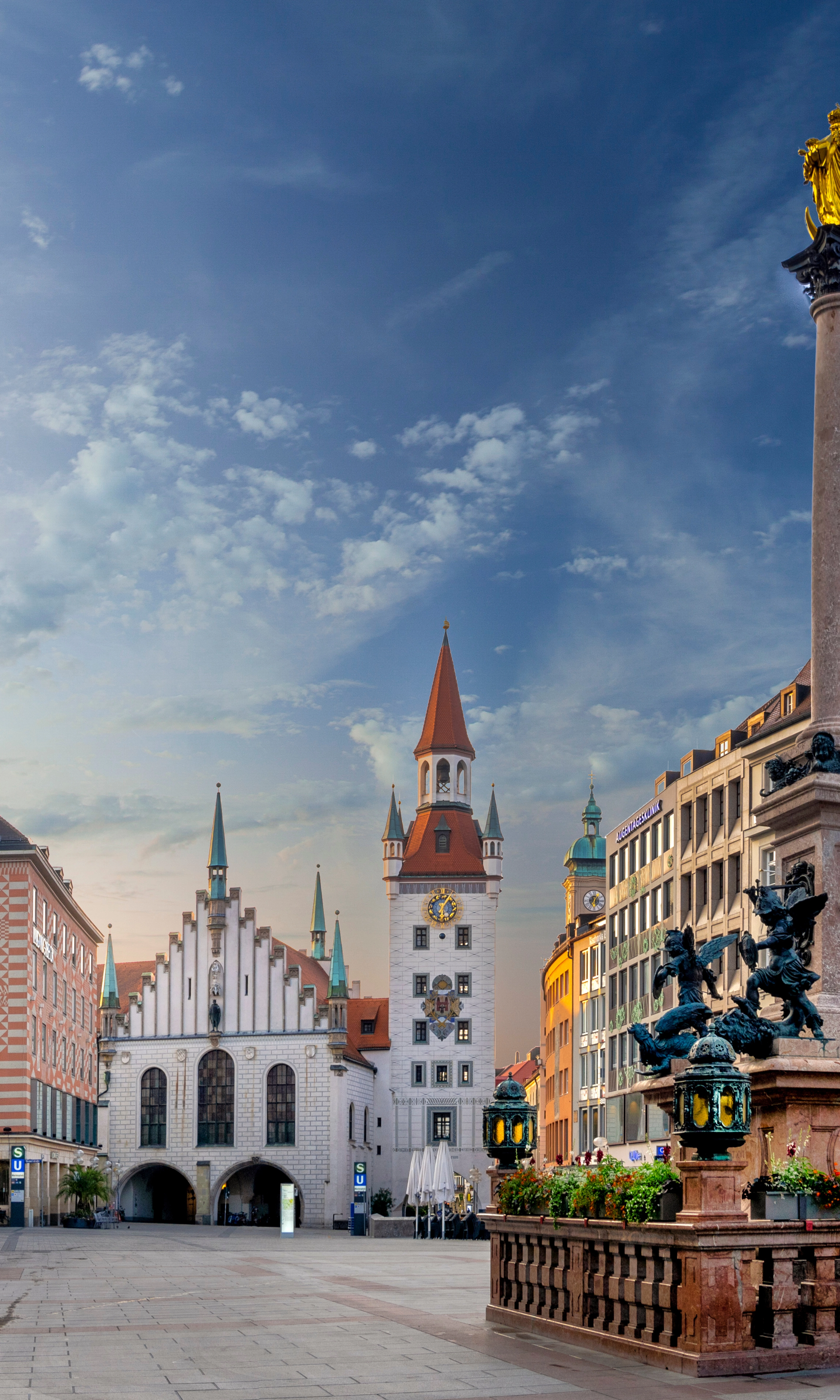 The square in front of Munich City Hall with the Marian Column.