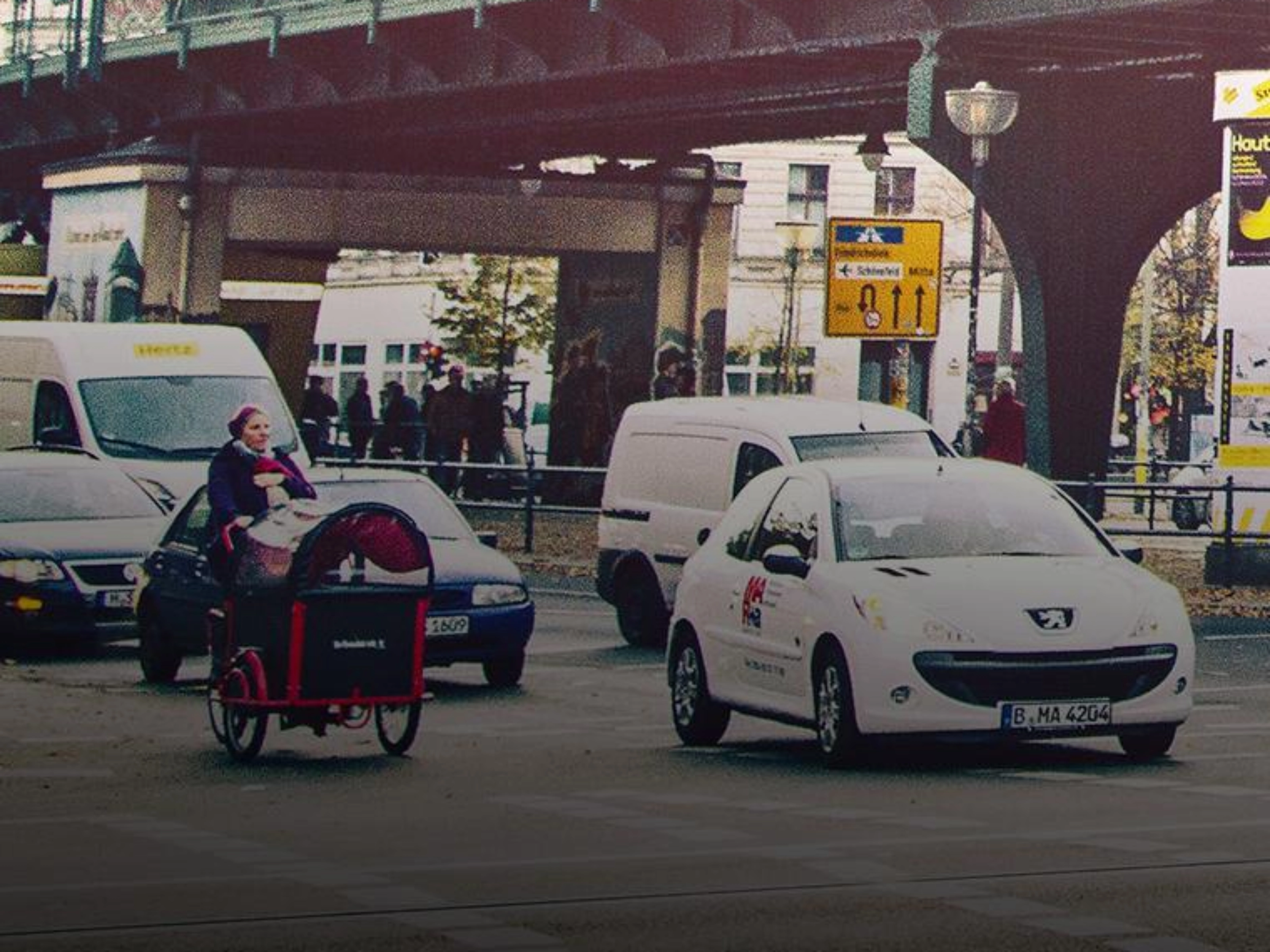 Verkehrskreuzung in Berlin mit Radfahrern und Autos