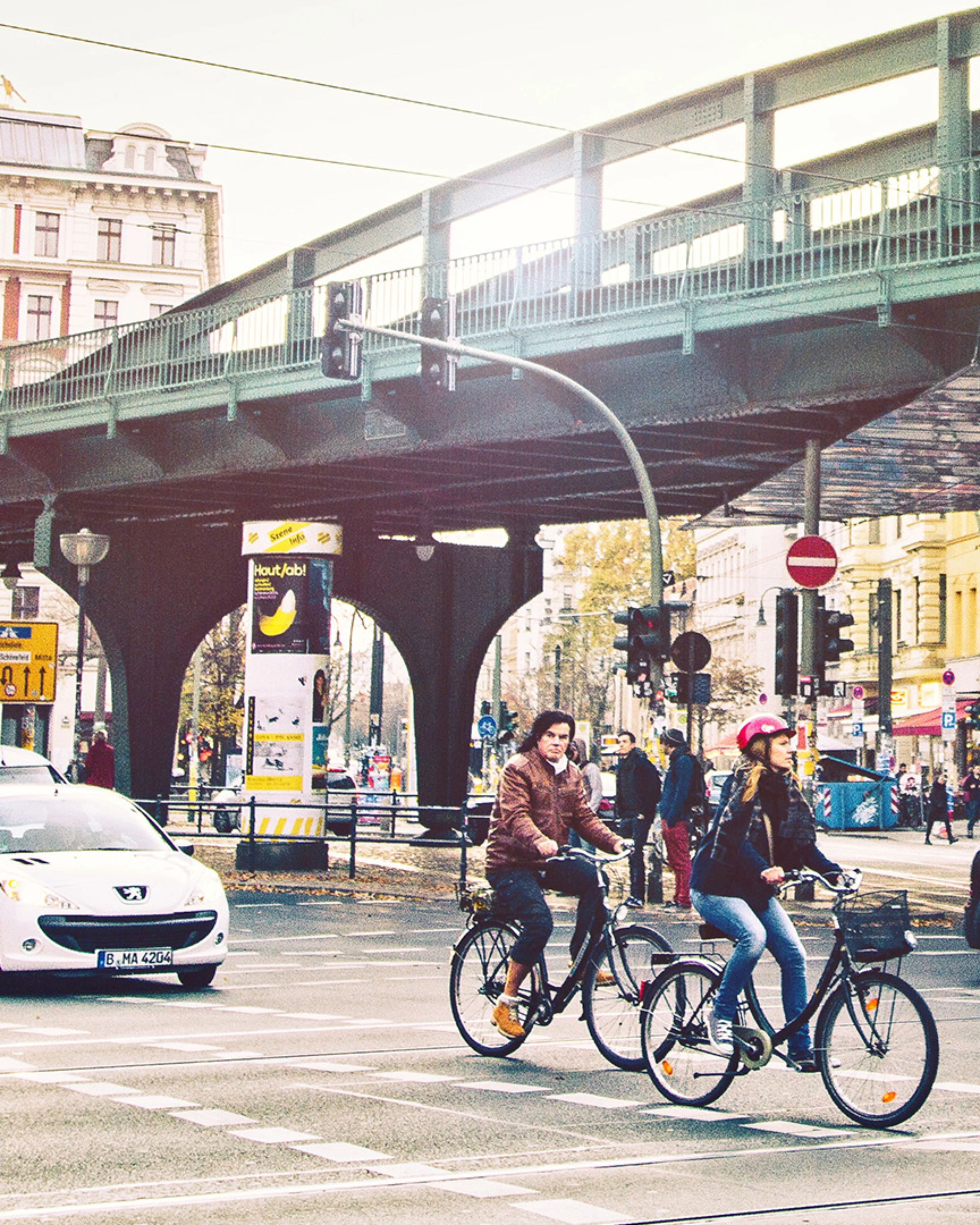 Straßenkreuzung in Berlin mit Radfahrern und Autofahrern