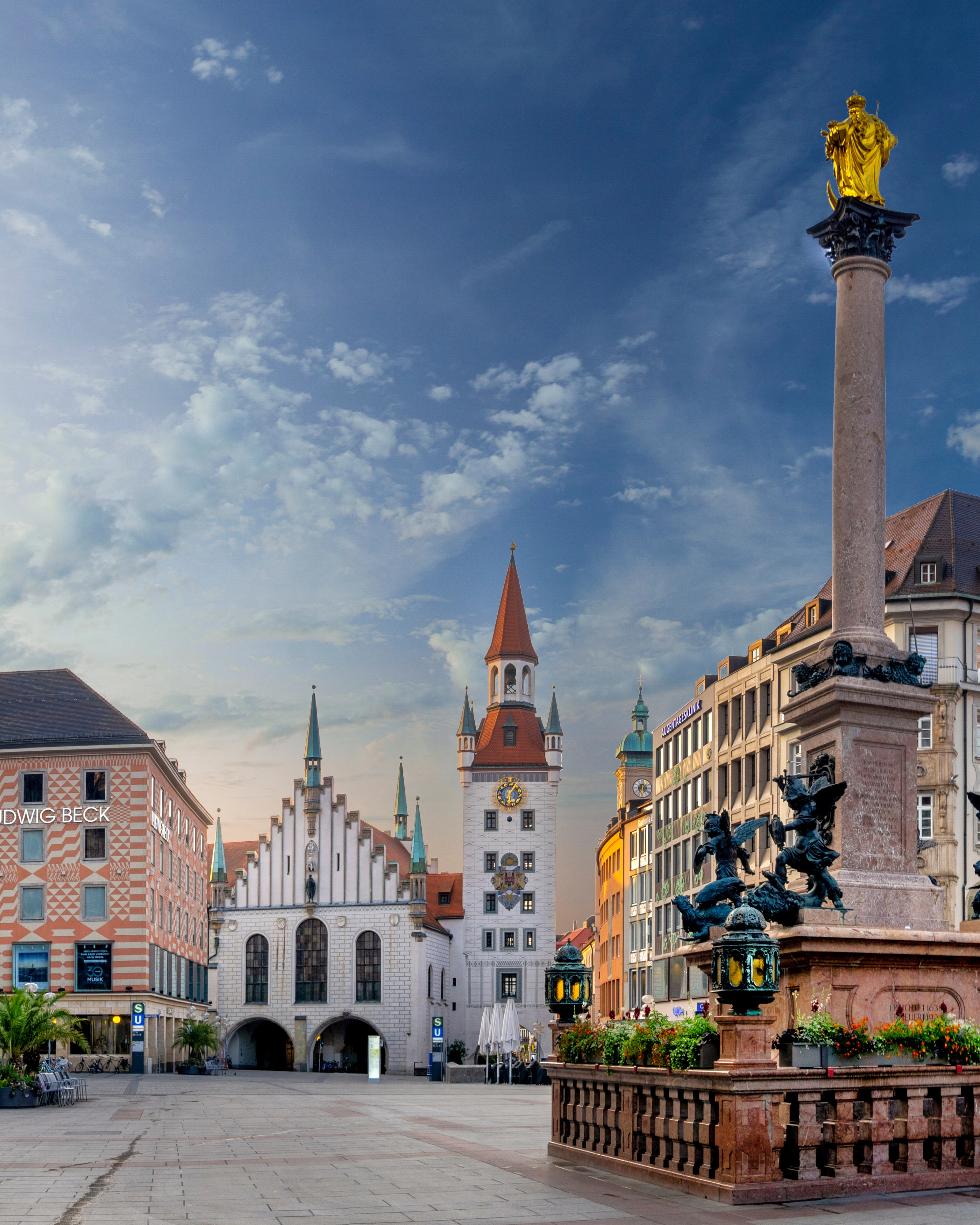 The square in front of Munich City Hall with the Marian Column.