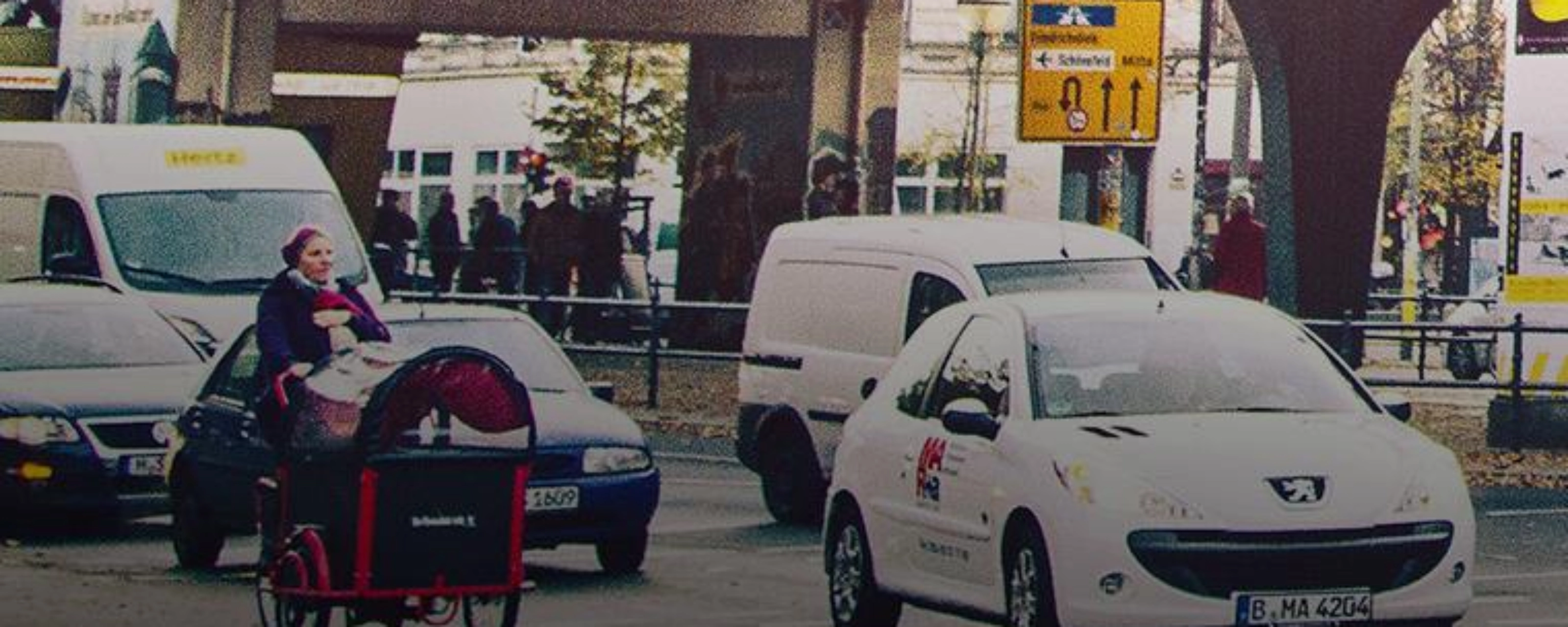 Verkehrskreuzung in Berlin mit Radfahrern und Autos