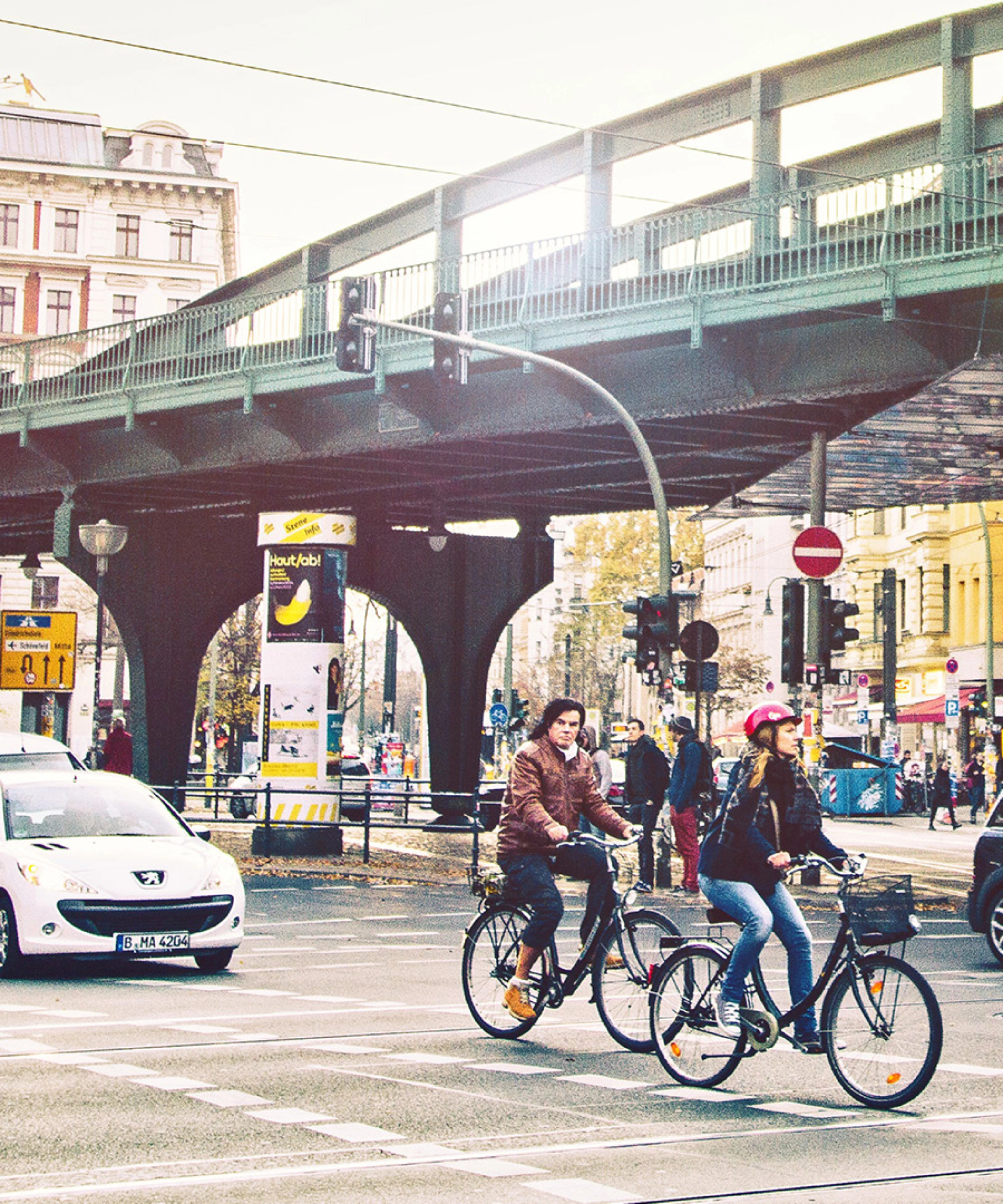 Straßenkreuzung in Berlin mit Radfahrern und Autofahrern