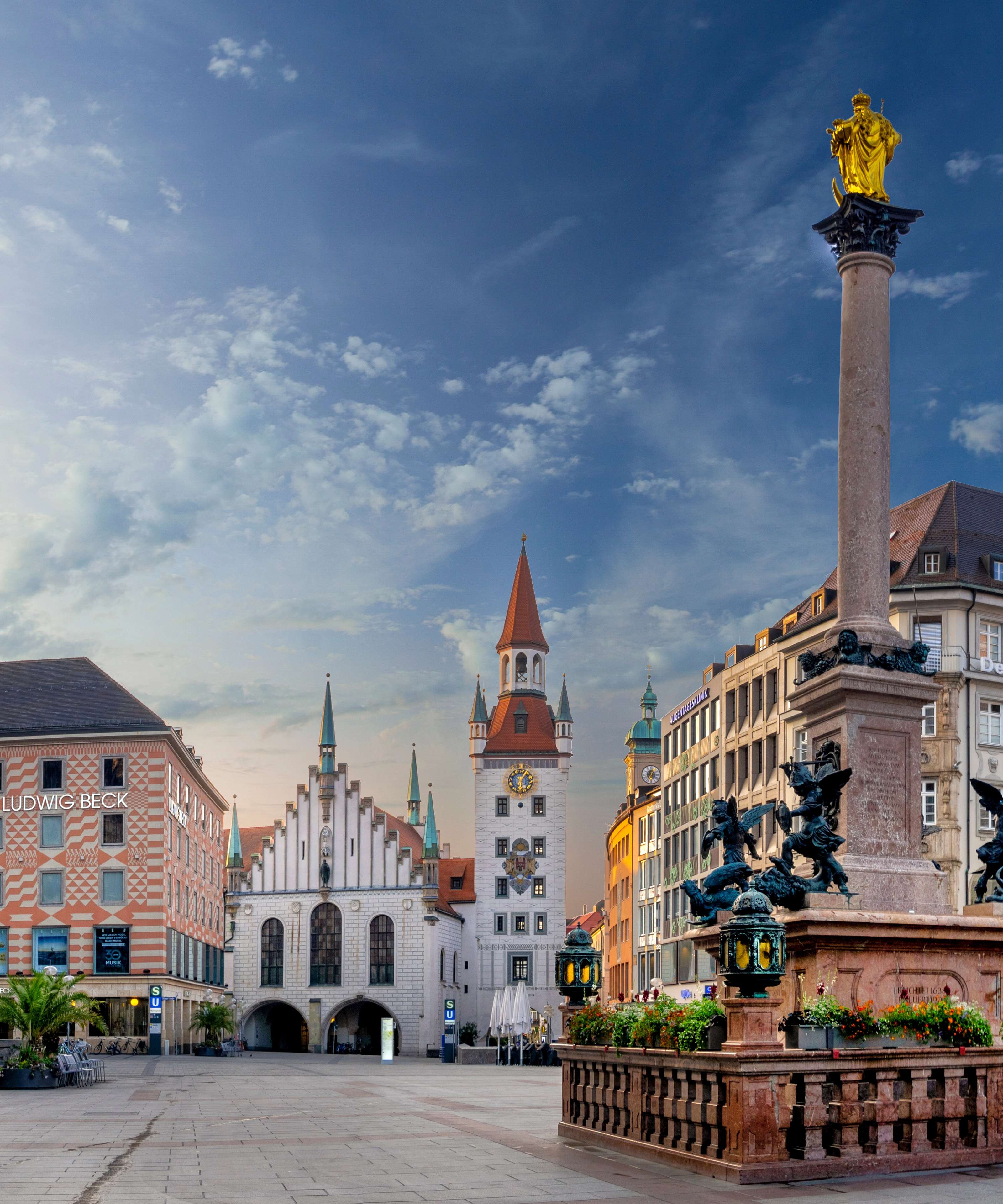 The square in front of Munich City Hall with the Marian Column.