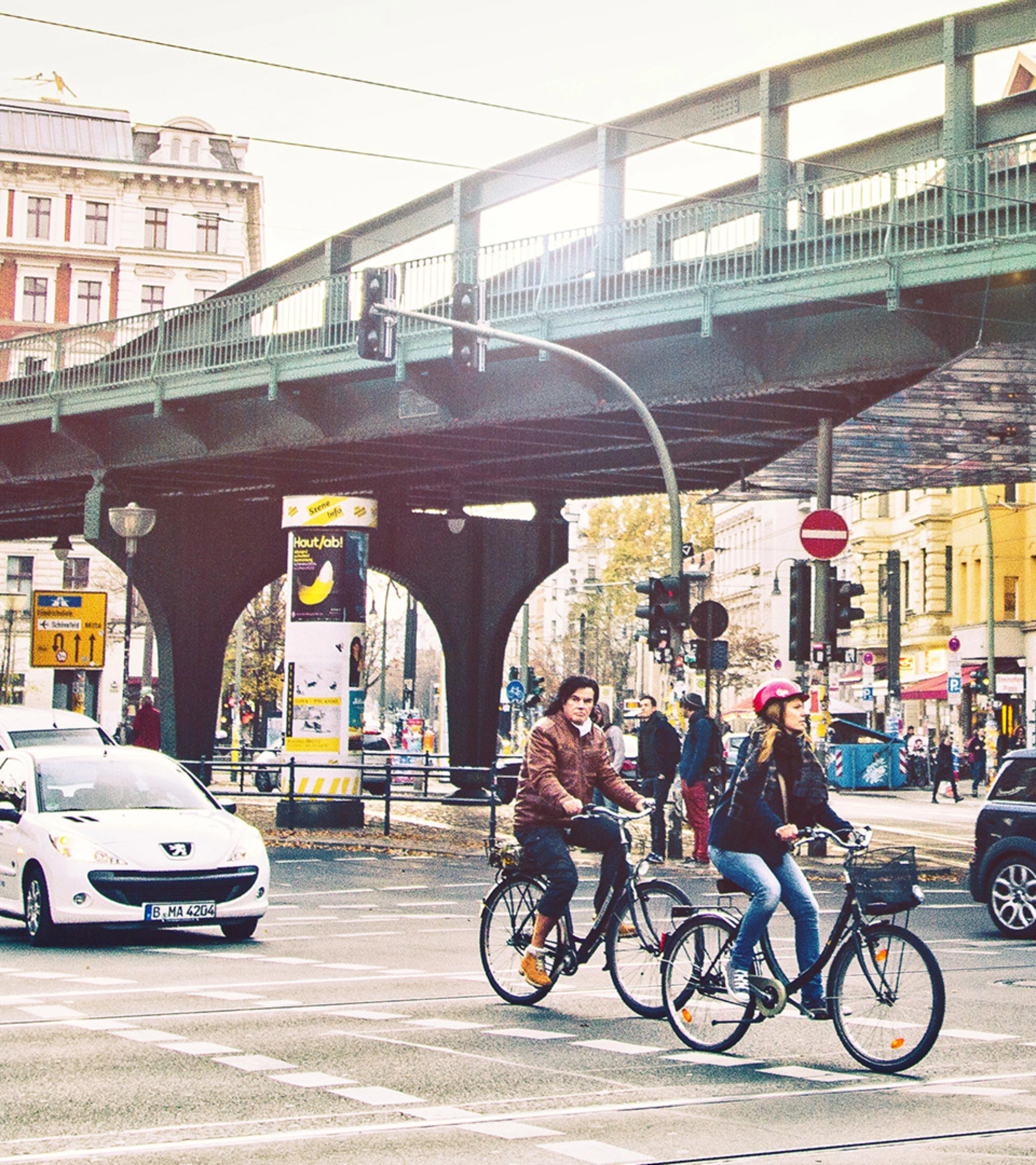 Straßenkreuzung in Berlin mit Radfahrern und Autofahrern