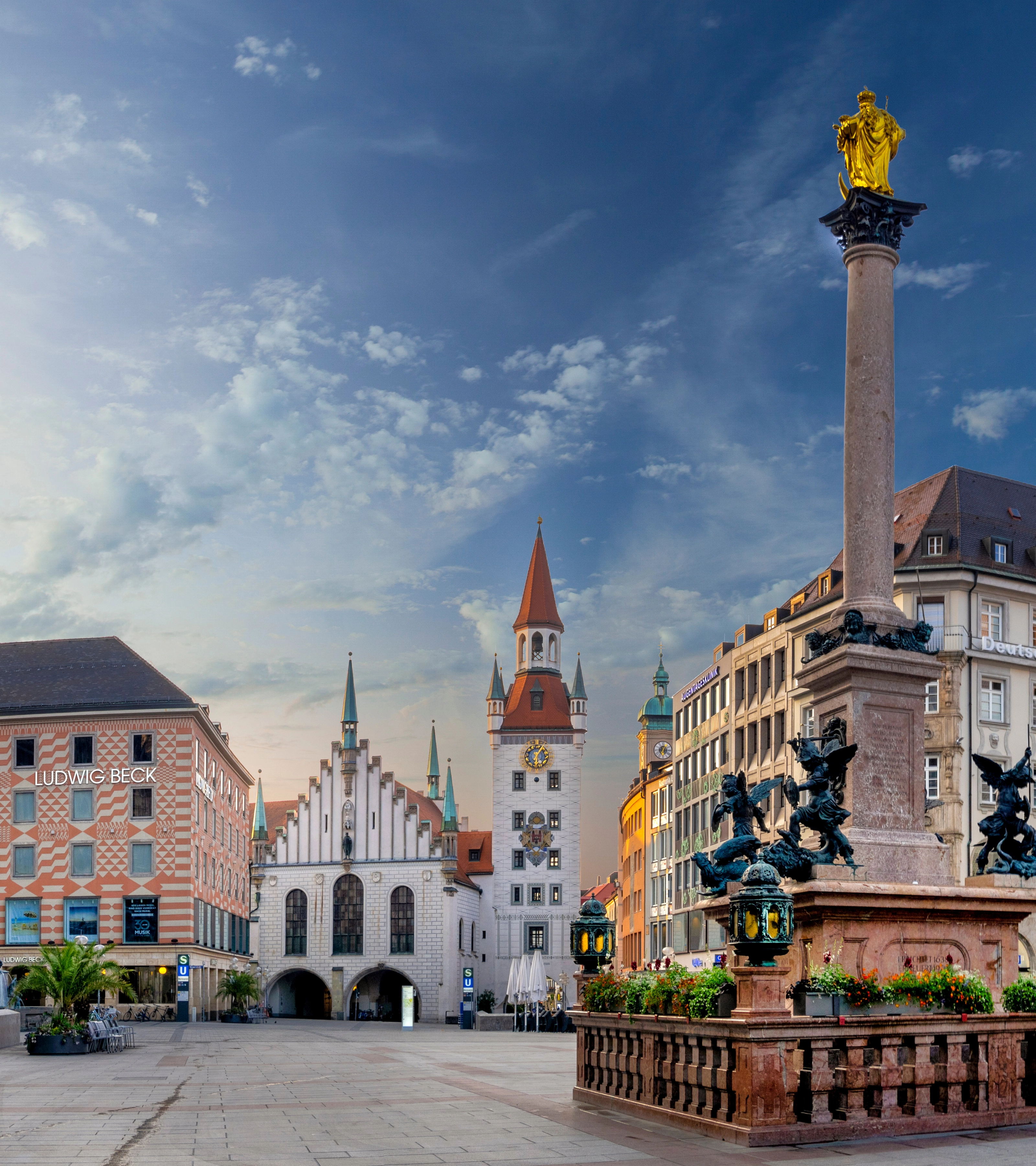 The square in front of Munich City Hall with the Marian Column.