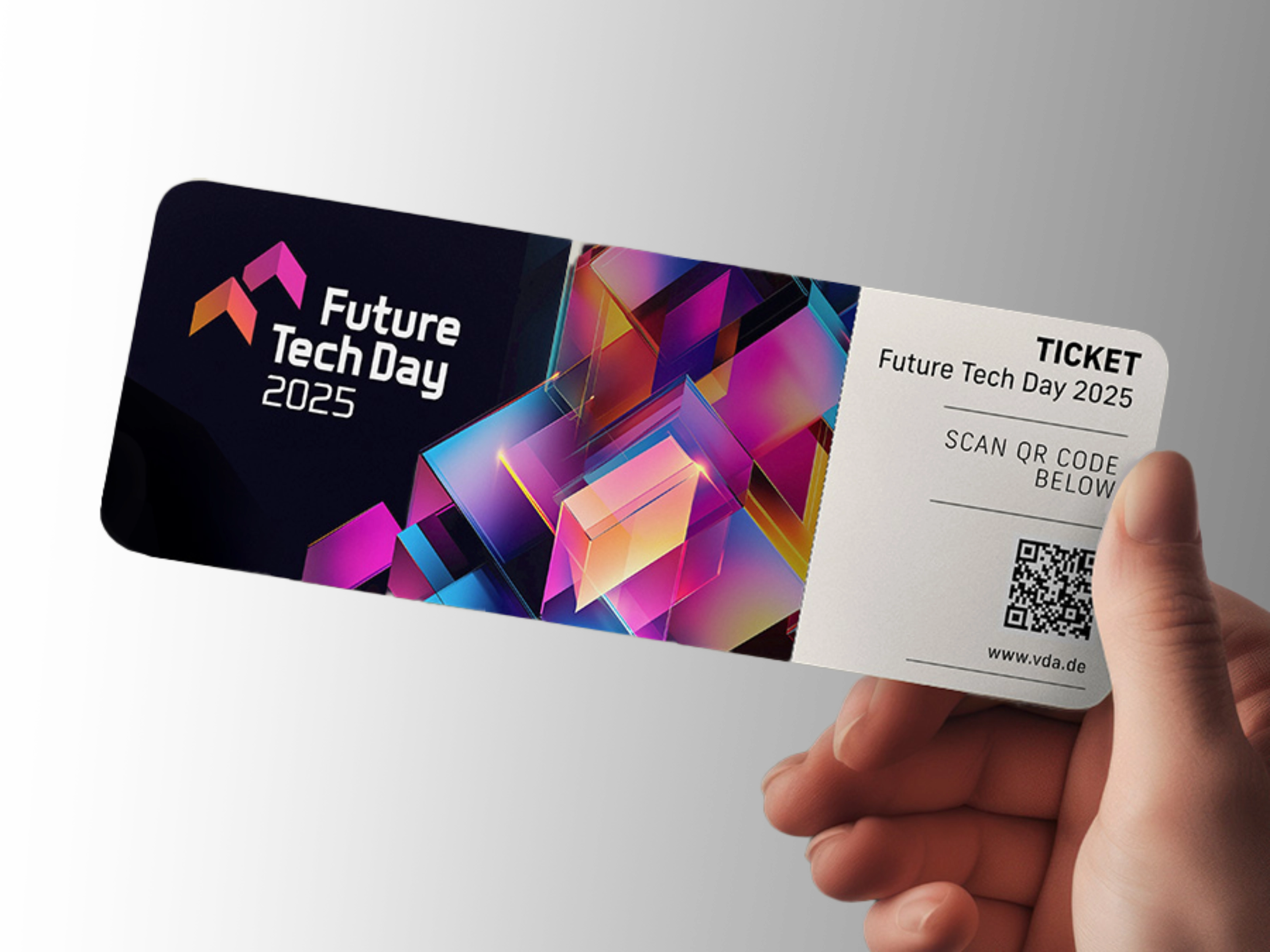 Hand hält ein Ticket für den Future Tech Day 2025 mit Logo, QR-Code und buntem Design.