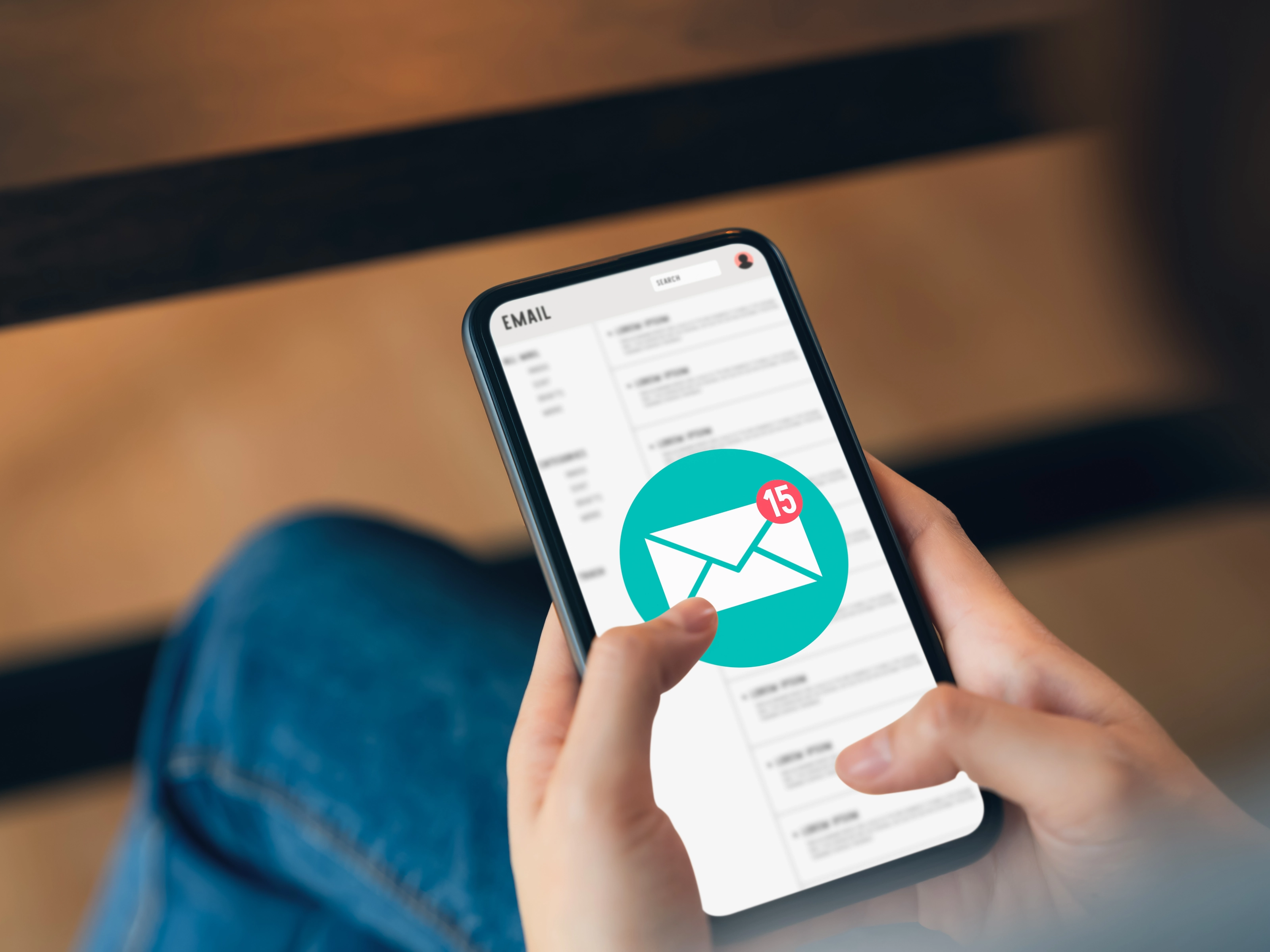 Eine Person schreibt eine E-Mail auf dem Smartphone (Symbolbild).