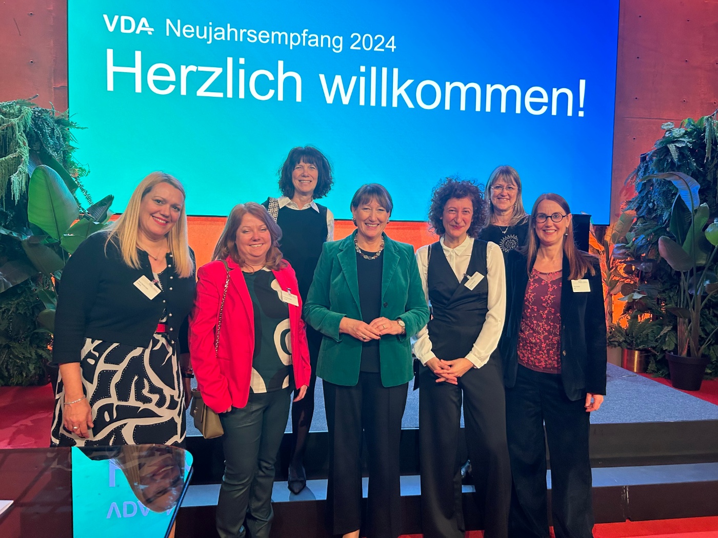 Das Bild zeigt das VDA-Expertinnennetzwerk beim Neujahrsempfang 2024.